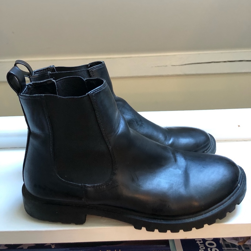 Urban Outfitter Chelsea Boots